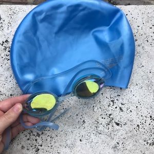 SALE 🏊‍♂️ Nike swim cap and goggles!